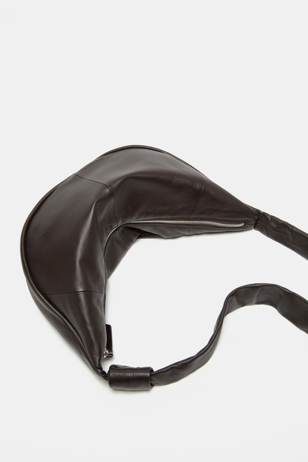 파고레스 보우 크로스 47는 부드러운 소가죽 소재의 미디엄 사이즈 여성 가방입니다. 자연스러운 폴딩 디자인과 리본 장식이 돋보이며, 내추럴 레더톤과 실버 컬러로 출시되었습니다. 숄더 및 크로스 형태로 착용 가능하며, 내부 포켓 1개와 함께 아이패드 11인치, 아이패드 미니, 아이폰, 맥북 프로까지 수납할 수 있어 실용적입니다. 심플하고 캐주얼한 실루엣으로 데이트룩, 쇼핑룩 등 다양한 일상 스타일에 클래식, 미니멀, 캐주얼 무드로 연출할 수 있습니다. 2way 스트랩으로 다양한 스타일을 연출할 수 있으며, 넉넉한 수납공간을 제공합니다.
