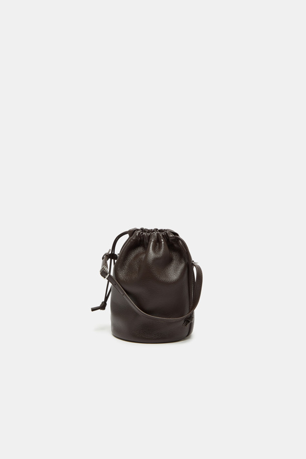 빌로 크로스 15는 부드러운 소가죽 소재에 실버 하드웨어 버클 장식으로 포인트를 준 여성 가방입니다. 15 사이즈로, 토트백과 크로스백 두 가지 스타일로 연출 가능한 2way 디자인이며, 탈부착 가능한 크로스 스트랩과 토트 핸들이 있어 실용적입니다. 내부에는 오픈 포켓 1개가 있으며, 조임용 끈으로 간편하게 여닫을 수 있습니다. 데이트룩, 쇼핑룩 등 다양한 TPO에 클래식, 미니멀, 시크한 스타일을 더해줍니다. 사용할수록 가죽 특유의 자연스러운 멋을 느낄 수 있는 가방입니다.
