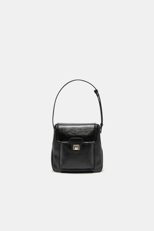 Noa 포켓 크로스 19는 여성스러운 스타일을 돋보이게 해주는 블랙 컬러의 미디엄 사이즈 가죽 크로스백입니다. 유행을 타지 않는 사각 쉐입에 미니멀하고 시크한 디자인으로, 오피스룩, 출근룩, 모임룩 등 다양한 TPO에 활용하기 좋습니다. 숄더 스트랩과 자석형 잠금 방식으로 실용성을 더했으며, 무지 디자인으로 어떤 스타일에도 잘 어울립니다. 가죽 소재 특유의 고급스러운 질감은 클래식한 분위기를 연출합니다. 데일리백으로 활용하기 좋은 아이템입니다.
