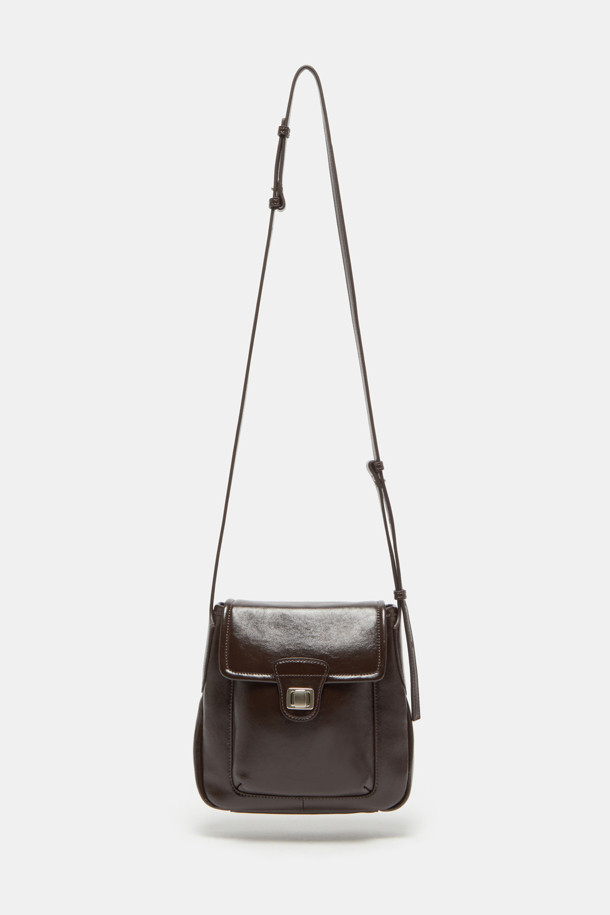 Noa 포켓 크로스 19는 여성스러운 매력을 더해줄 가죽 소재의 미디엄 사이즈 크로스백입니다. 브라운 컬러의 심플한 디자인에 버클 장식으로 포인트를 주어 클래식, 미니멀, 시크 스타일을 연출하기 좋습니다. 숄더 스트랩 탈부착이 가능하여 다양한 스타일로 활용할 수 있으며, 일상, 출근룩, 모임룩, 데이트룩 등 폭넓은 TPO에 잘 어울립니다. 마그네틱형 잠금 방식으로 편리하게 사용할 수 있는 실용적인 가방입니다.
