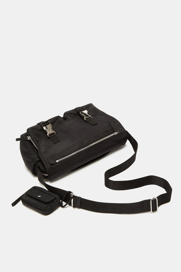 모바 메신저 크로스 36은 미디엄 사이즈의 사각 메신저백으로, 나일론과 폴리우레탄 소재로 제작되어 내구성이 뛰어납니다. 블랙 컬러의 무지 디자인으로, 미니멀, 시크, 캐주얼 스타일을 연출하기 좋습니다. 13인치 아이패드 수납이 가능하며, 멀티 수납 공간과 탈부착 가능한 멀티 파우치를 통해 수납력을 높였습니다. 도시적인 무드를 자아내며, 탈부착 가능한 카라비너와 지퍼 디자인으로 실용성을 더했습니다. 일상 및 여행룩에 모두 잘 어울리는 유니섹스 디자인의 메신저백입니다.
