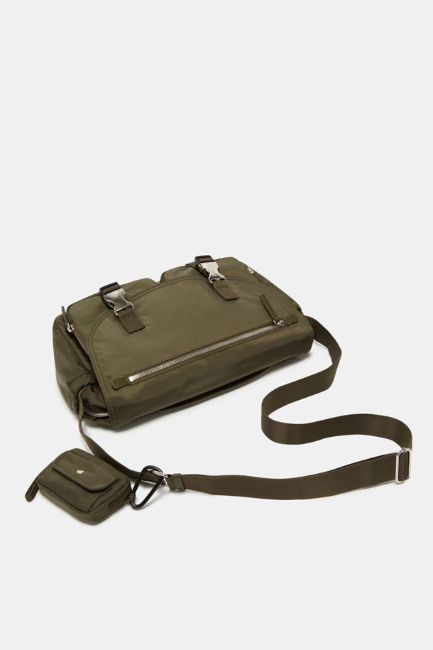 Mova 메신저 크로스 36은 남녀공용으로, 미니멀, 캐주얼, 시티보이 스타일을 즐기는 분들을 위한 가방입니다. 나일론과 폴리우레탄 소재로 제작되어 튼튼하며, 13인치 사이즈의 미디엄 크기로 넉넉한 수납 공간을 제공합니다. 무지 디자인에 실버 하드웨어 장식으로 포인트를 더했으며, 탈부착 가능한 멀티 파우치/지갑 분리가 가능합니다. 여행룩, 출근룩 등 다양한 TPO에 활용하기 좋으며, 전면 및 후면 지퍼 포켓, 우측 포켓, 내부 포켓 등 넉넉한 수납 공간을 갖춘 실용적인 사각 메신저백입니다. 지퍼형 잠금 방식으로 소지품을 안전하게 보관할 수 있습니다.
