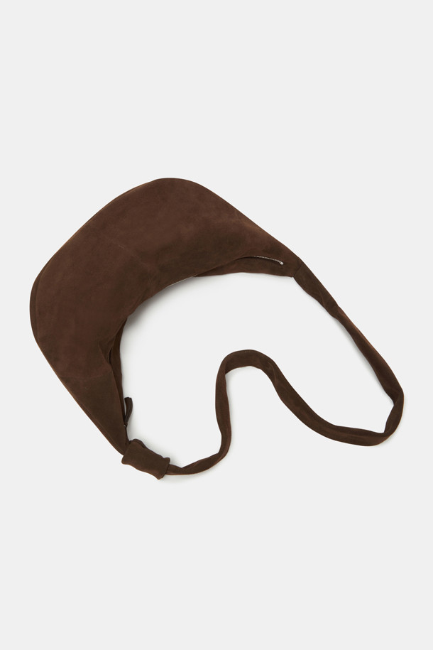 Faugeres Bow Cross 47 Suede (포게르 보우 크로스 47 스웨이드)는 부드러운 터치감의 스웨이드 소재로 제작된 여성용 크로스백입니다. 다크브라운 컬러의 미디엄 사이즈 반원 형태 가방으로, 리본과 메달 지퍼 장식이 돋보입니다. 내부 포켓 1개와 조절 가능한 스트랩이 있어 실용적이며, 11인치 아이패드 수납이 가능합니다. 숄더/크로스 2way 방식으로, 데이트룩이나 카페룩, 클래식, 미니멀, 걸리시 스타일 모두에 잘 어울립니다. 자연스러운 패티나 형성이 특징이며, 수분이나 마찰에 의해 이염될 수 있으니 주의하여 사용하십시오.
