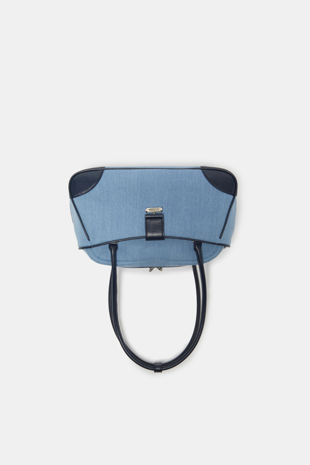 Vive 숄더 33 데님백은 여성 고객을 위한 미디엄 사이즈 숄더백입니다. 데님블루와 네이비 두 가지 색상으로 제공되며, 데님과 합성가죽 소재로 제작되어 캐주얼, 클래식, 미니멀 스타일을 모두 소화합니다. 사각형 쉐입에 지퍼형 잠금 방식으로 내용물을 안전하게 보관하며, 투톤 디자인과 더블 핸들로 포인트를 더했습니다. 데이트룩, 출근룩, 모임룩 등 다양한 TPO에 활용 가능합니다.
