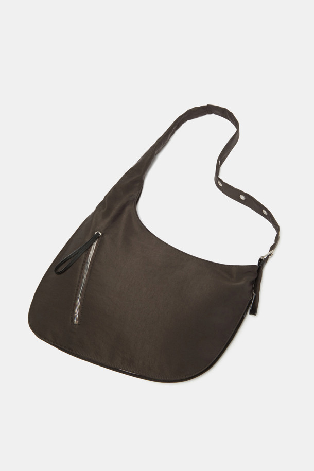 "루나 숄더 44 나일론" 숄더백은 여성 고객을 위해 디자인되었습니다. 브라운과 다크브라운 두 가지 색상으로 제공되며, 심플한 디자인과 무지 패턴이 특징입니다. 라지 사이즈의 반원 형태 가방으로, 지퍼형 잠금 방식으로 내용물을 안전하게 보관할 수 있습니다. 나일론 소재로 제작되어 튼튼하며, 숄더백과 크로스백 두 가지 스타일로 연출 가능하여 출근룩과 모임룩에 모두 잘 어울립니다. 미니멀, 클래식, 캐주얼 스타일을 선호하는 분들께 추천합니다.
