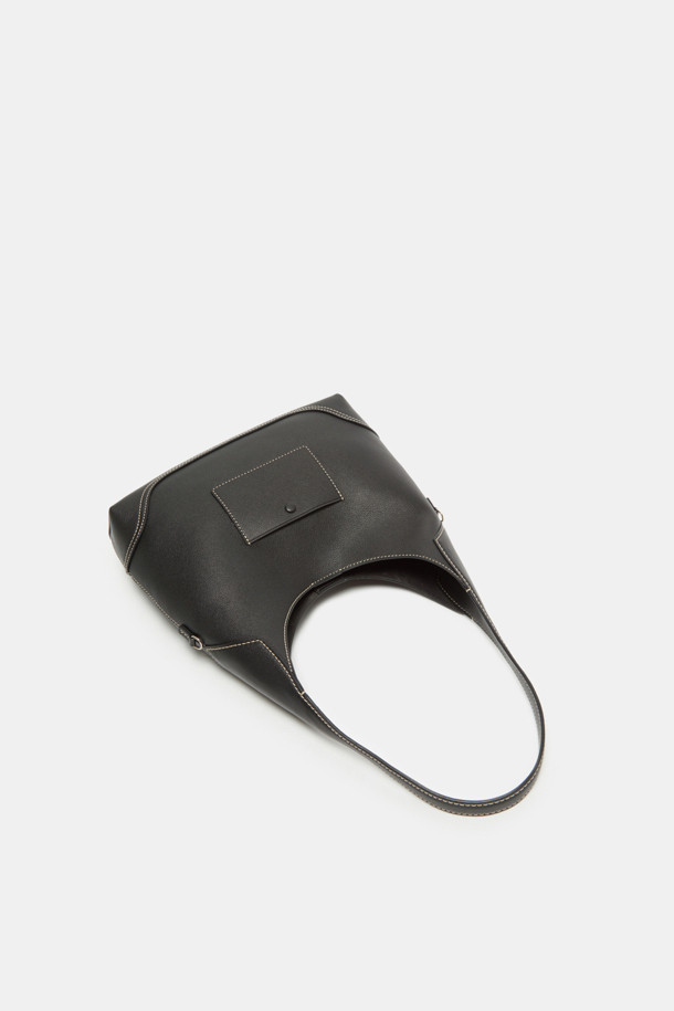 세느 이지 숄더 28은 미디엄 사이즈의 여성 숄더백입니다. 라미네이티드 레더와 혼방 소재로 제작되었으며, 부드러운 촉감과 내구성을 자랑합니다. 미니멀한 디자인에 실버 하드웨어, D링, 참 부착이 가능하며, 11인치 아이패드 수납이 가능합니다. 생활 방수, 방수 기능을 갖춰 실용적이며, 원핸들 숄더 스트랩과 크로스바디 스트랩 옵션, 다양한 착용 방식으로 데이트룩, 오피스룩, 모임룩 등 어떤 스타일에도 잘 어울립니다.
