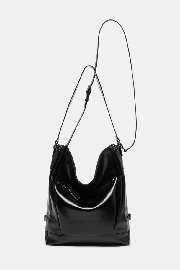 Hyper Zipper Shoulder 30 (하이퍼 지퍼 숄더 30)은 미니멀, 시크, 클래식 스타일을 추구하는 여성들을 위한 숄더백입니다. 검은색 나일론 소재로 제작되어 튼튼하며, 사각 모양에 지퍼 디자인으로 포인트를 주었습니다. 30 사이즈의 미디엄 크기로, 출근룩에 적합하며 수납 기능을 갖춰 실용적입니다. 숄더 스트랩과 지퍼형 잠금 방식이 특징이며, Hyper Zipper (하이퍼 지퍼) 시리즈의 제품입니다.
