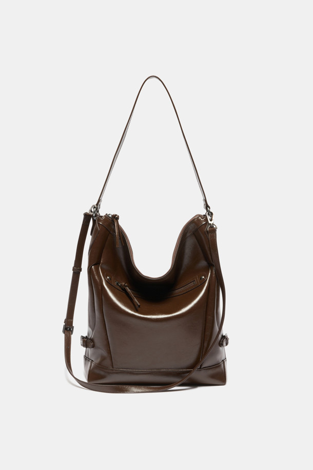 Hyper Zipper Shoulder 30 (하이퍼 지퍼 숄더 30)은 여성용 숄더백입니다. 브라운 컬러의 미디엄 사이즈 사각 숄더백으로, 무지 패턴의 합성가죽 소재로 제작되었습니다. 지퍼형 잠금 방식과 지퍼 디자인 장식이 특징이며, 숄더 스트랩으로 어깨에 편안하게 멜 수 있습니다. 오피스룩, 모임룩, 데이트룩 등 다양한 TPO에 클래식, 미니멀, 시크 스타일로 연출하기 좋습니다. 사이즈 조절이 가능하여 실용성을 더했습니다.
