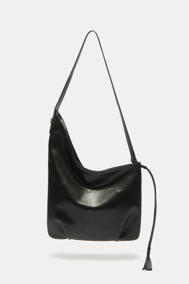 Faugeres 태슬 숄더 33은 여성용 숄더백입니다. 블랙 컬러의 가죽 소재로 제작되었으며, 미디엄 사이즈의 사각형 쉐입을 갖추었습니다. 무지 패턴에 태슬 장식이 포인트로 더해져 클래식, 미니멀, 시크 스타일을 연출합니다. 지퍼형 잠금 방식으로 내용물을 안전하게 보관할 수 있으며, 숄더 스트랩이 있어 오피스룩에 편안하게 코디할 수 있습니다. 일상용으로 활용하기 좋은 디자인입니다.
