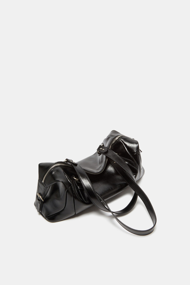 "Hyper 지퍼 숄더 39"는 부드러운 촉감과 자연스러운 광택이 돋보이는 레드 컬러의 여성 숄더백입니다. 13인치 미디엄 사이즈의 소가죽 소재로 제작되었으며, 입체적인 사각 디자인에 지퍼 디테일이 더해져 어반 스타일을 연출합니다. 더블 핸들 및 숄더 스트랩으로 다양한 연출이 가능하며, 넉넉한 수납공간과 태블릿 수납 기능으로 실용성을 높였습니다. 내부에는 오픈 포켓 1개와 지퍼 포켓 1개가 있어 소지품을 효율적으로 정리할 수 있으며, 출근룩과 모임룩에 클래식, 미니멀, 시크한 무드를 더해줍니다.
