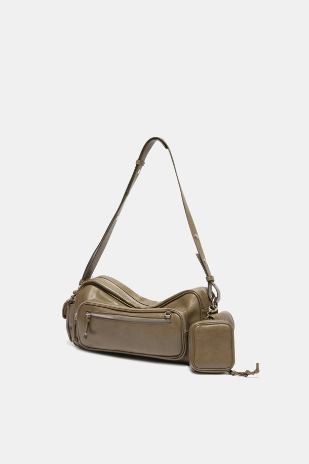 "하이퍼 지퍼 숄더 33"은 트렌디한 어반 무드를 연출하는 여성 숄더백입니다. 부드러운 합성가죽 소재에 실버 컬러와 무지 패턴으로 미니멀한 스타일을 강조했습니다. 자연스러운 주름 실루엣과 지퍼, 실버 하드웨어 장식이 세련된 포인트를 더하며, 33 사이즈로 넉넉한 수납 공간을 제공합니다. 숄더/크로스 2way 기능과 길이 조절 가능한 스트랩으로 실용성을 높였으며, 다수의 포켓(메인 앞 포켓 1개, 앞 지퍼 포켓 1개, 내부 오른쪽 포켓 1개)으로 소지품을 편리하게 정리할 수 있습니다. 캐주얼 룩에 특히 잘 어울리는 데일리 백입니다.
