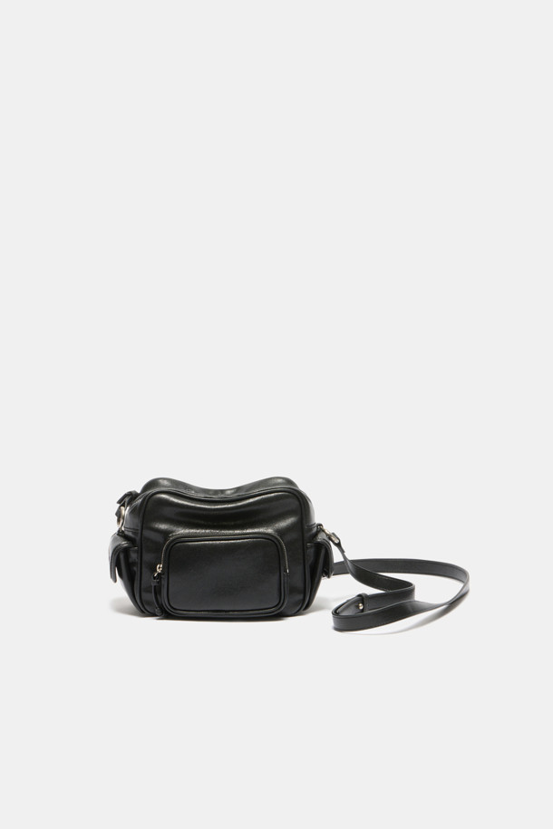 Hyper Zipper Shoulder 18 (하이퍼 지퍼 숄더 18)은 여성용 숄더/크로스/토트백으로, 캐주얼과 모던 스타일을 모두 만족시키는 가방입니다. 부드럽고 가벼운 합성가죽 소재에 무지 패턴, 사각 형태와 미디엄 사이즈로 제작되었으며, 자연스러운 주름 실루엣이 특징입니다. 지퍼 잠금 방식과 멀티 포켓 스타일, 탈부착 및 길이 조절 가능한 스트랩을 통해 실용성을 높였습니다. 넉넉한 수납공간(메인 포켓 1개, 앞면 지퍼 포켓 1개, 내부 오픈 포켓 1개, 물병 홀더 1개)으로 일상생활에서 편리하게 사용할 수 있습니다. 블랙과 실버 두 가지 색상으로 만나보세요.
