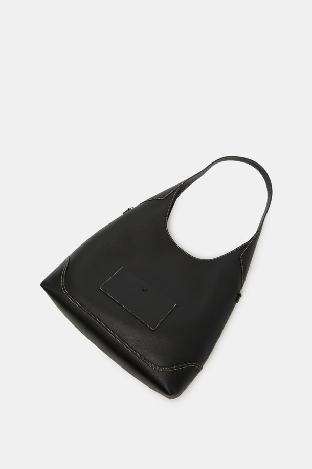 세느 이지 숄더 35는 여성용 가방으로, 미니멀한 스타일을 추구하는 분들을 위한 제품입니다. 라미네이트 가죽, 혼방 원단, 필름코팅 천연가죽 소재를 사용하여 부드러운 촉감과 스크래치 방지 기능을 갖췄습니다. 실버 하드웨어와 무지 패턴이 조화롭게 어우러져, 출근룩과 모임룩에 모두 잘 어울립니다. 15인치 노트북 수납이 가능하고, 숄더백과 크로스백으로 활용할 수 있으며, D링 디자인 장식과 형태 유지 기능이 특징입니다. 내부 포켓 1개와 외부 포켓 1개, 분리형 내부 보드가 있어 실용성을 더했습니다.
