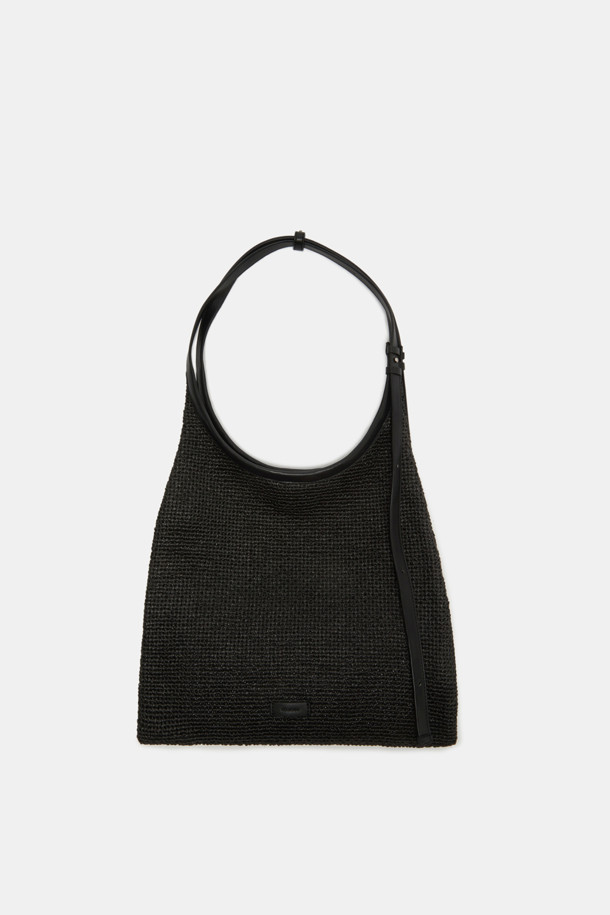 Seine Shoulder 36 Raffia는 여름 스타일을 완성하는 여성용 미디엄 사이즈 숄더백입니다. 라피아와 합성가죽 소재에 실버 하드웨어 컬러로 포인트를 주었으며, 15인치 노트북 수납이 가능하고 넉넉한 수납공간과 생활 방수 기능으로 실용성을 더했습니다. 캐주얼하고 베이직한 무드로 일상과 여행에 모두 잘 어울리며, 2-way 디자인, 조절 가능한 스트랩, 내부 포켓 1개, 부드럽고 유연한 구조, 마그네틱 잠금 방식을 갖추었습니다.
