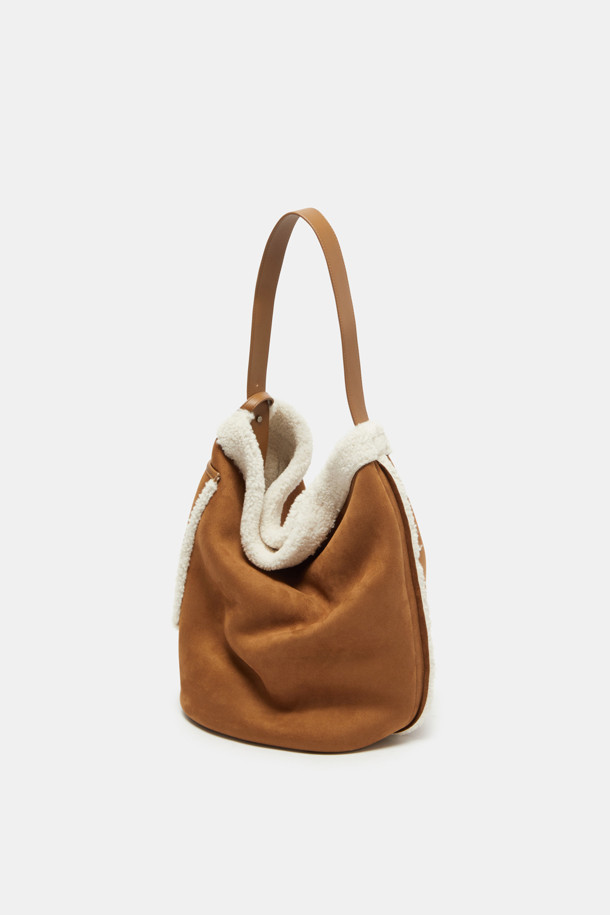 Haru 숄더 24 Fur는 여성용 숄더백으로, 캐주얼하고 미니멀한 스타일을 연출합니다. 실버 컬러의 양면 인조가죽과 퍼 소재로 제작되었으며, 미디엄 사이즈의 반원 모양 디자인이 특징입니다. 슬림한 디자인에 13인치 아이패드/태블릿 수납이 가능하며, 2-way 스타일링으로 다양한 연출이 가능합니다. 가을, 겨울 시즌에 어울리는 이 가방은 무지 디자인에 퍼 장식이 포인트이며, 1개의 포켓과 실버 하드웨어로 실용성을 더했습니다. 일상에서 편안하게 사용할 수 있는 숄더백입니다.
