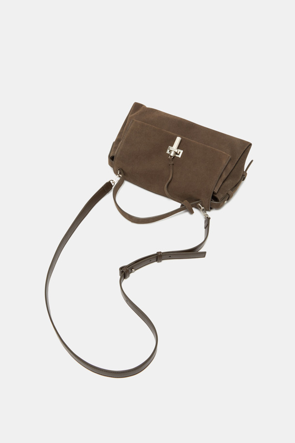 Fermier Tote 27 (페르미에 토트 27)은 여성스러운 스타일을 강조하는 미디엄 사이즈 토트백입니다. 브라운과 실버 컬러로 제공되며, 소가죽, 스웨이드, 합성가죽 소재를 사용하여 고급스러움을 더했습니다. 사각 형태에 스크류 장식을 더해 모던하고 캐주얼한 무드를 연출하며, 3단 수납공간, 내부 지퍼 포켓 1개, 내부 오픈 포켓 1개, 외부 후면 오픈 포켓 1개로 실용성을 높였습니다. 탈부착 가능한 스트랩과 사이즈 조절 기능으로 토트백, 숄더백, 크로스백 등 3-way 스타일링이 가능하여 출근룩과 모임룩에 모두 잘 어울립니다.
