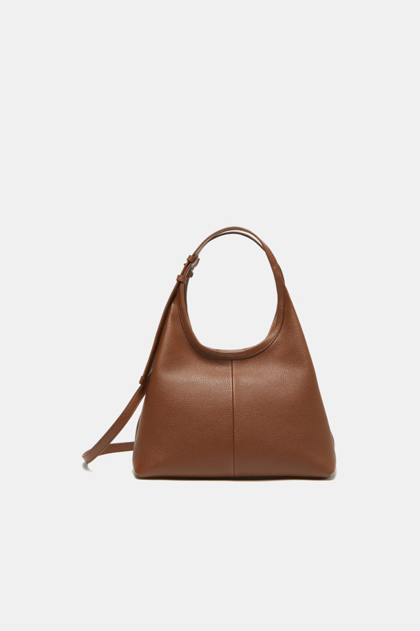 세느 토트 30(Seine Tote 30)은 부드러운 소가죽 소재의 미디엄 사이즈 토트백입니다. 블랙, 브라운, 커스터드 3가지 색상으로 출시되어, 시크하고 미니멀한 스타일을 연출합니다. 3-way 컨버터블 디자인으로, 내장 스트랩과 탈부착 가능한 크로스바디 스트랩을 활용해 다양한 연출이 가능하며, 3개의 수납공간과 중앙 분리 수납공간, 내부 포켓 1개로 실용성을 더했습니다. 출근룩, 모임룩 등 TPO에 맞춰 클래식하게 활용하기 좋으며, 가죽 특유의 자연스러운 질감과 시간이 지날수록 생기는 패티나가 멋을 더합니다.
