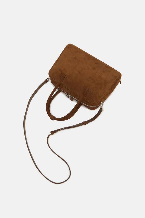 Due Tote 29 (Suede)는 부드러운 스웨이드와 가죽 소재로 제작된 여성용 미디엄 사이즈 토트백입니다. 블랙, 브라운, 다크 브라운 3가지 색상으로 출시되었으며, 사각 모양에 지퍼 잠금 방식을 갖추었습니다. 탈부착 가능한 스트랩과 넉넉한 수납공간, 아이폰/아이패드/맥북 수납이 가능하며, 3-way 스타일링, 내부 오픈 포켓 2개, 내부 지퍼 포켓 1개, 외부 오픈 포켓 1개로 실용성을 더했습니다. 심플, 클래식, 모던한 디자인으로 일상에서 폭넓게 활용할 수 있습니다.
