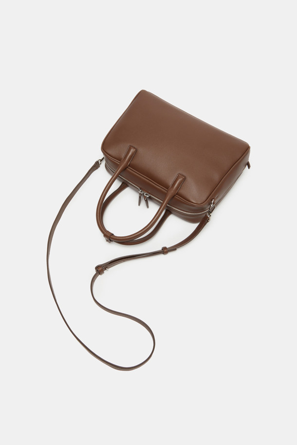 Due Tote 29 (Laminated Leather)는 여성용 미디엄 사이즈 토트백으로, 다크브라운, 블랙, 브라운 세 가지 색상으로 만나볼 수 있습니다. 스웨이드와 라미네이티드 레더 소재에 실버 하드웨어 장식이 돋보이며, 29cm 크기로 11인치 디바이스 수납이 가능합니다. 탈부착 스트랩, 지퍼형 잠금 방식, 3-way 스타일링, 내부 오픈 포켓 2개, 내부 지퍼 포켓 1개, 외부 뒷면 오픈 포켓 1개 등 실용적인 기능으로 일상에서 활용하기 좋습니다.
