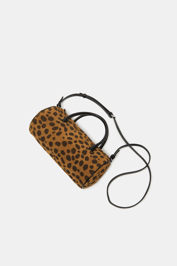 "Bilo tote 26 Bambi"는 레오파드 패턴이 돋보이는 여성용 토트백입니다. 미디엄 사이즈의 원통형 디자인으로, 숄더 스트랩이 있어 편리하게 착용할 수 있습니다. 클래식, 레트로, 캐주얼 스타일을 모두 아우르며, 데이트룩, 모임룩, 휴가룩 등 다양한 TPO에 활용 가능합니다.
