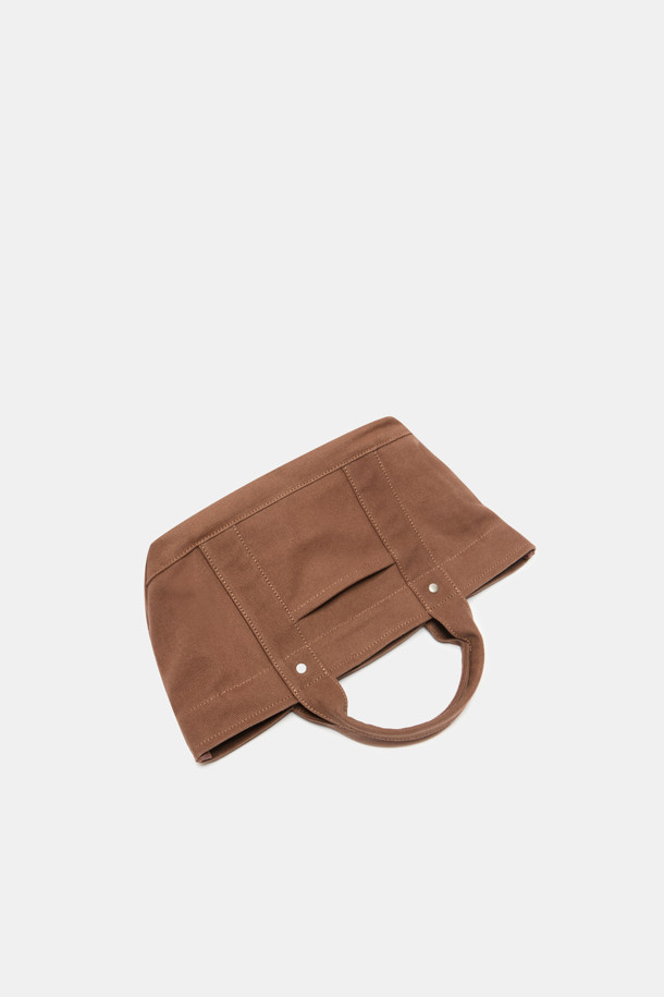 시느 이지 토트 38 캔버스 가방은 여성용 토트백입니다. 캔버스 소재에 실버 하드웨어와 로고 자수 디테일이 돋보이며, 38 사이즈로 넉넉한 수납공간을 제공합니다. 내부에는 탈부착 가능한 보드와 앞뒤 포켓, 내부 수납공간이 있어 실용성을 높였습니다. 지퍼형 잠금 방식으로 소지품을 안전하게 보호하며, 쇼핑룩, 출근룩 등 캐주얼, 미니멀, 클래식 스타일 모두에 잘 어울립니다.
