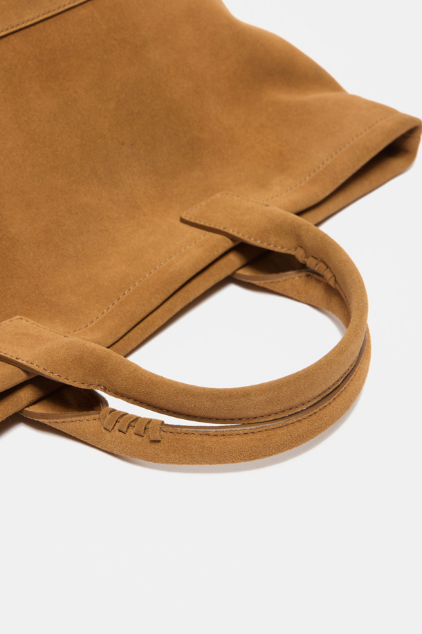 세느 이지 토트 45 스웨이드 백은 부드러운 브라운 컬러의 스웨이드 소재로 제작된 여성용 토트백입니다. 미디엄 사이즈의 사각 디자인으로, 모던하고 미니멀한 스타일을 연출하며 출근룩과 모임룩에 적합합니다. 손잡이와 넉넉한 수납 공간을 제공하며, 내부 포켓과 분리형 내부판, 그리고 13인치 아이패드 수납이 가능한 실용성을 갖췄습니다. 아이폰, 아이패드, 맥북 프로까지 수납 가능한 넉넉한 내부 공간은 일상 속에서 편리함을 더합니다. 오픈형 잠금 방식으로 간편하게 물건을 넣고 꺼낼 수 있으며, 미니멀, 클래식, 시크한 스타일에 잘 어울립니다.
