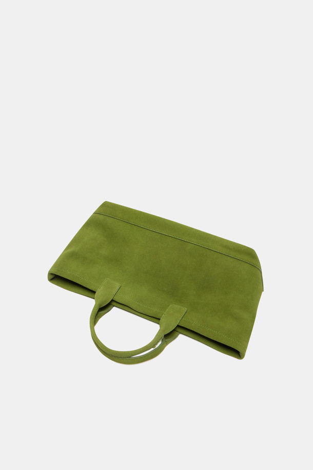 세느 이지 토트 45 스웨이드는 미니멀하고 베이직한 스타일의 여성용 토트백입니다. 부드러운 그린 컬러의 스웨이드 소재로 제작되었으며, 미디엄 사이즈의 사각 쉐입으로 넉넉한 수납 공간을 제공합니다. 13인치 아이패드 수납이 가능하며, 분리형 내부 보드와 내부 우측 포켓이 있어 소지품을 효율적으로 정리할 수 있습니다. 오픈형 디자인으로 편리하게 사용할 수 있으며, 일상에서 활용하기 좋은 실용적인 가방입니다.
