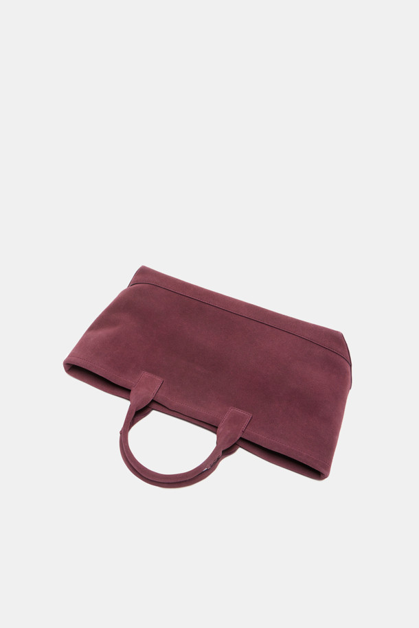 Seine Easy Tote 45 스웨이드 토트백은 부드러운 스웨이드 소재로 제작되어 고급스러운 룩을 연출합니다. 13인치 태블릿/아이패드 수납이 가능하며, 내부 분리 보드와 우측 포켓으로 실용성을 더했습니다. 미니멀하고 모던한 스타일로 출근룩, 모임룩 등 다양한 TPO에 활용할 수 있습니다. 넉넉한 수납공간과 사각 디자인은 시크하고 클래식한 스타일을 완성합니다. 일상에서 편안하게 사용할 수 있는 여성 토트백입니다.
