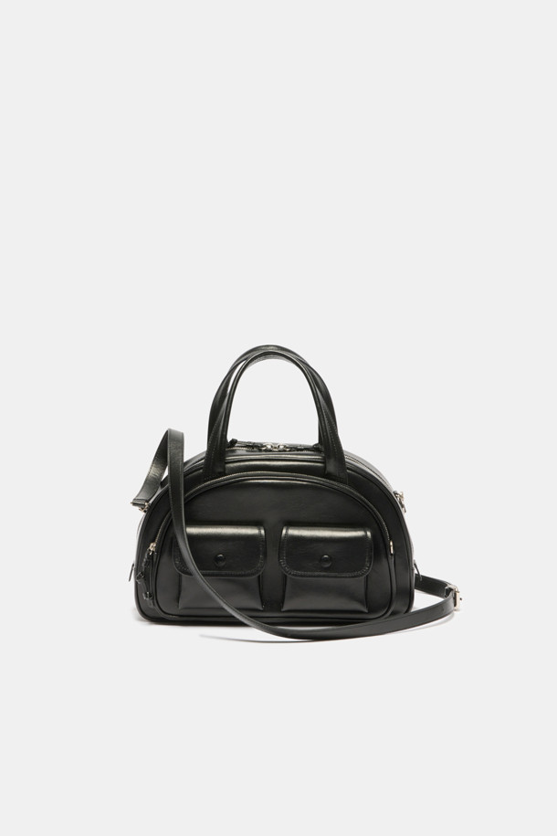 Buttony Tote 33 (버터니 토트 33)은 여성용 가방으로, 미디엄 사이즈의 블랙 컬러 가죽 토트백입니다. 클래식하고 미니멀한 스타일을 추구하며, 시크한 분위기를 연출합니다. 사각형 모양에 버클 디테일로 포인트를 주었으며, 손잡이와 숄더 스트랩이 있어 다양한 연출이 가능합니다. 오피스룩, 비즈니스 캐주얼, 모임룩 등 TPO에 맞춰 활용할 수 있는 실용적인 가방입니다. 버클형 잠금 방식으로 소지품을 안전하게 보관할 수 있습니다.
