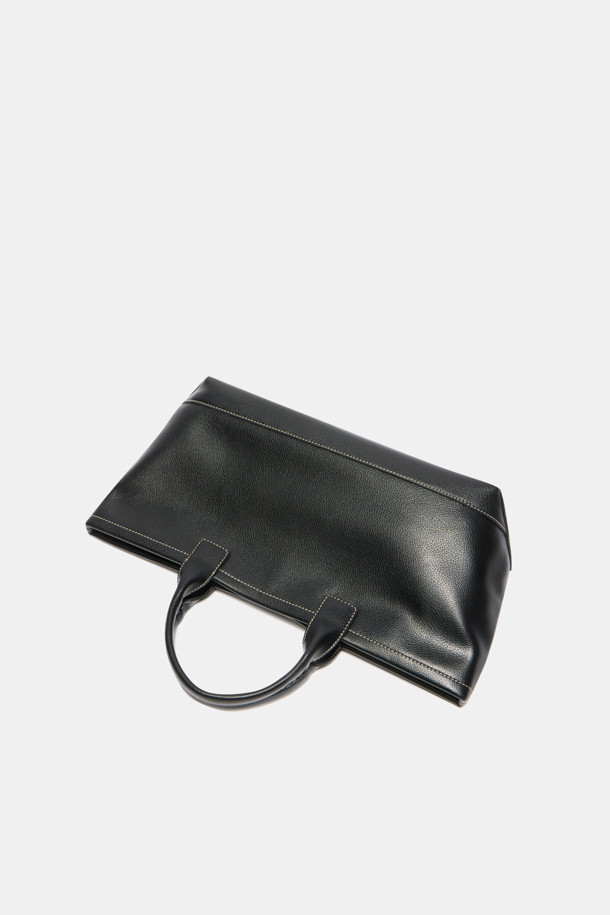 세느 이지 토트 45는 여성스러운 스타일을 강조하는 미디엄 사이즈의 블랙 토트백입니다. 방수 기능을 갖춘 가볍고 실용적인 합성가죽 소재로 제작되어 출근룩, 오피스룩, 쇼핑룩 등 다양한 TPO에 활용하기 좋습니다. 13인치 아이패드 수납이 가능하며, 내부 수납공간과 탈부착 가능한 내부 보드를 통해 수납력을 높였습니다. 미니멀, 클래식, 시크한 스타일을 즐겨 입는 분들에게 적합한 사각 디자인의 토트백입니다.
