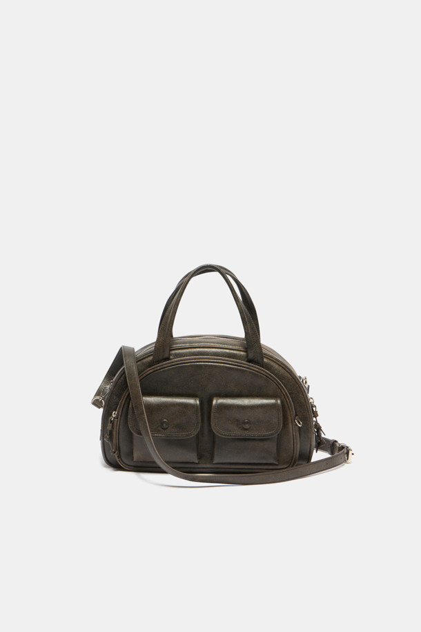 Buttony Tote 33 (버터니 토트 33)은 여성용 가방으로, 미디엄 사이즈의 블랙 가죽 토트백입니다. 심플한 무지 디자인에 버튼 장식이 포인트로 더해져 클래식, 미니멀, 시크한 스타일을 연출합니다. 숄더 스트랩과 손잡이가 있어 다양한 방식으로 활용 가능하며, 사각 형태로 제작되어 넉넉한 수납공간을 제공합니다. 오피스룩, 출근룩, 모임룩 등 다양한 TPO에 잘 어울리는 데일리 가방으로, 버튼형 잠금 방식으로 소지품을 안전하게 보관할 수 있습니다. Buttony Tote 33 시리즈는 당신의 세련된 스타일을 완성해 줄 것입니다.
