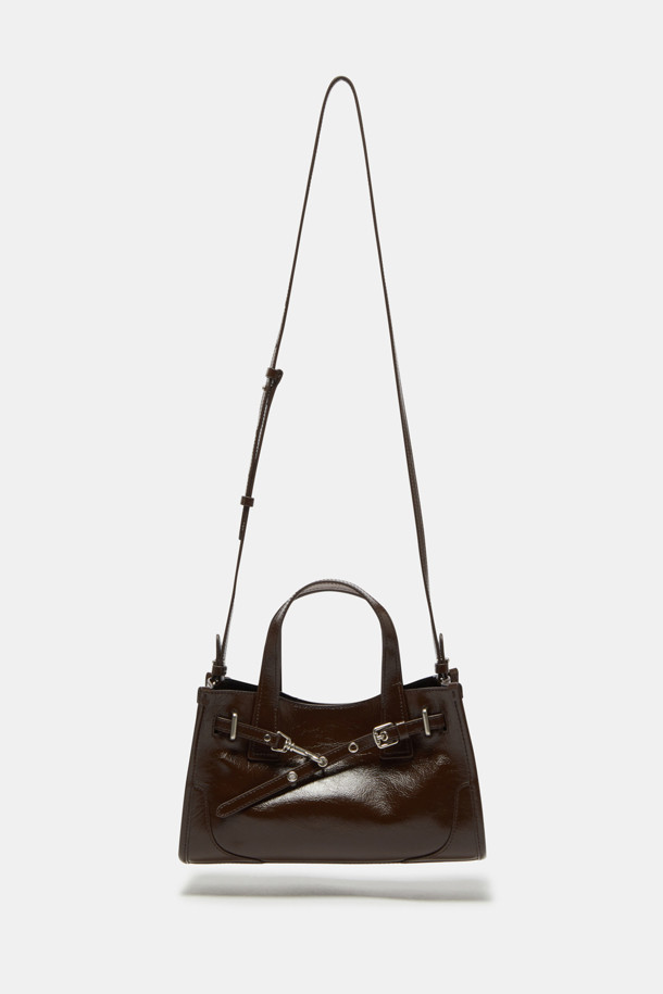 페르미에 데이 토트 27은 여성용 가방으로, 미디엄 사이즈의 합성 가죽 소재 토트백입니다. 브라운 컬러의 무지 디자인에 버클과 체인 장식이 돋보이며, 3way 스타일링이 가능하여 다양한 연출이 가능합니다. 탈부착 스트랩, 내부 포켓, 넉넉한 수납공간을 갖춰 실용성을 높였으며, 11인치 수납이 가능합니다. 사각 모양에 광택감 있는 마감과 실버 하드웨어, 버클형 잠금 방식으로 클래식하면서도 미니멀한 스타일을 완성합니다. 데일리 및 일상 용도로 활용하기 좋습니다.
