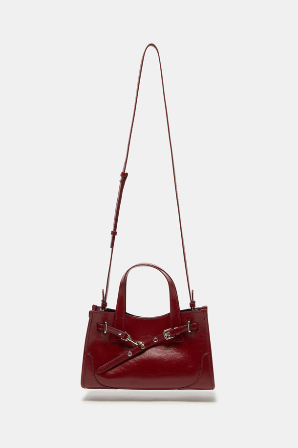 페르미에 데이 토트 27은 여성스러운 감각을 더해줄 미디엄 사이즈 토트백입니다. 광택감 있는 합성가죽 소재에 버클과 체인 디테일이 더해져 미니멀하면서도 시크한 스타일을 연출합니다. 탈부착 가능한 스트랩으로 숄더백, 토트백, 크로스백 등 3가지 형태로 활용 가능하며, 내부 수납공간과 11인치 아이패드 수납이 가능하여 실용성을 높였습니다. 사각 쉐입에 세련된 커팅 라인, 은색 하드웨어, 버클형 잠금 방식으로 디자인되었으며, 일상 및 데일리룩에 폭넓게 활용할 수 있습니다.
