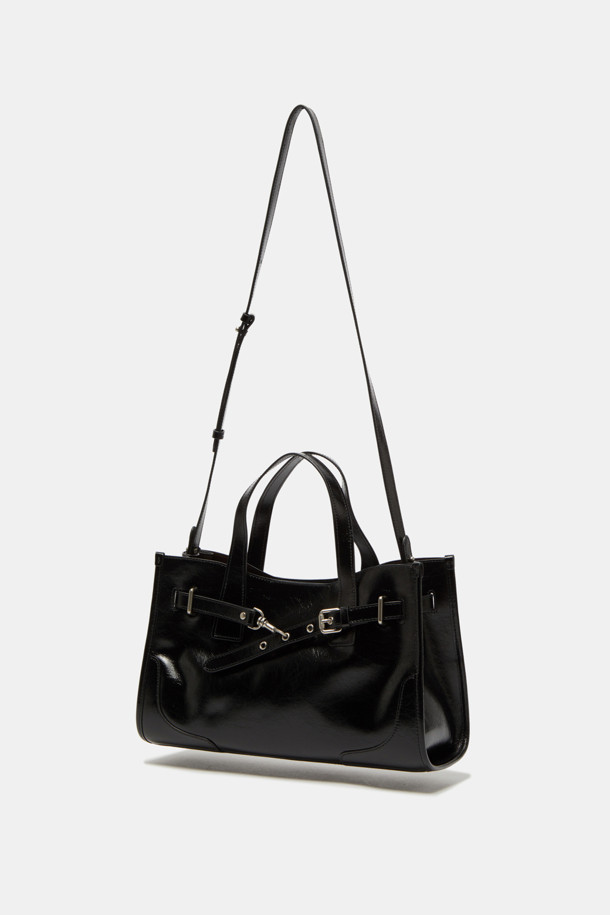 페르미에 데이 토트 35는 여성용 토트백으로, 글로시 소재의 미디엄 사이즈 사각 가방입니다. 블랙 컬러에 버클과 스트랩 디자인으로 시크하고 클래식한 스타일을 연출합니다. 3-way 착용이 가능하며, 탈부착 및 조절 가능한 스트랩, 내부 포켓으로 실용성을 높였습니다. 11인치 디바이스 수납이 가능하여 오피스룩, 모임룩, 비즈니스 캐주얼 등 다양한 TPO에 믹스매치하기 좋습니다.
