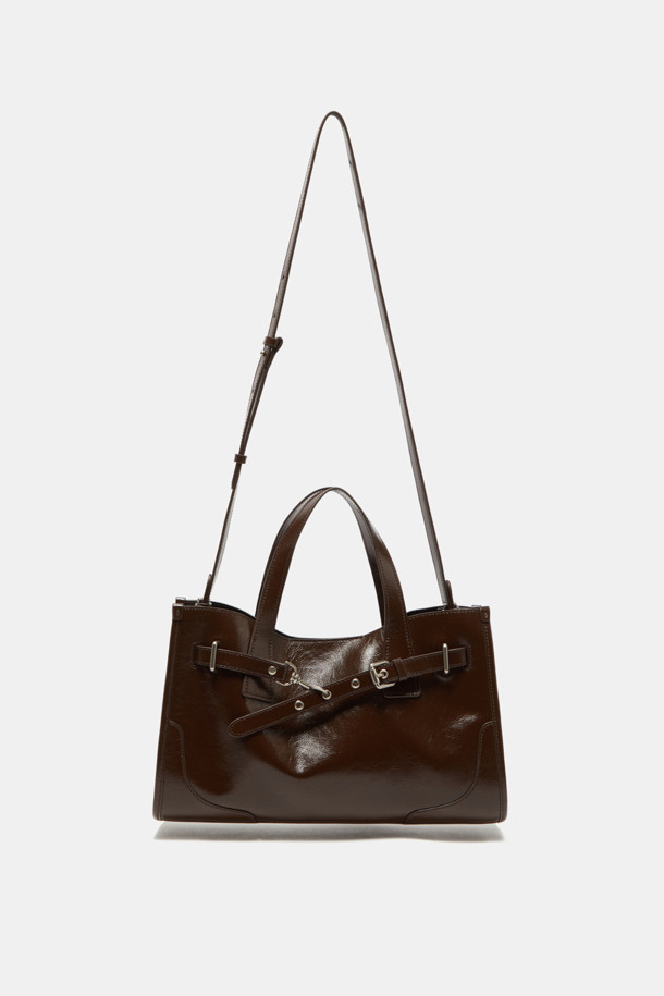 Fermier Day 토트 35는 여성용 토트백으로, 브라운 컬러의 합성가죽 소재로 제작되었습니다. 미디엄 사이즈의 무지 디자인에 버클과 스트랩으로 포인트를 주어 클래식하고 미니멀한 스타일을 연출합니다. 탈부착 가능한 스트랩과 넉넉한 수납공간, 11인치 아이패드 수납이 가능한 실용적인 내부 설계가 돋보입니다. 사각 형태에 광택 마감 처리로 세련됨을 더했으며, 3가지 방식으로 착용 가능하여 오피스룩과 데일리룩에 모두 잘 어울립니다. 버클형 잠금 방식으로 소지품을 안전하게 보관할 수 있습니다.
