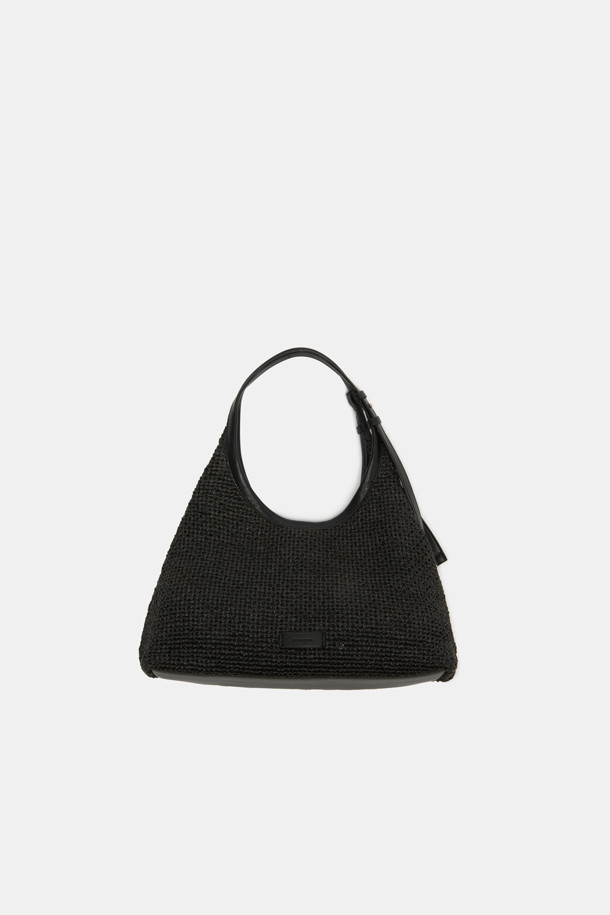 세느 토트 30 라피아는 여성용 가방으로, 은은한 실버 컬러의 라피아 소재와 합성가죽의 조화가 돋보이는 제품입니다. 콤팩트한 사이즈에 무지 패턴으로 어떤 스타일에도 잘 어울리며, 사각 형태의 디자인과 실버 하드웨어 장식이 세련됨을 더합니다. 가볍고 방수, 생활 방수가 가능하며, 2-way 착용 방식으로 실용성을 높였습니다. 내부 포켓이 있어 수납력을 높였으며, 부드럽고 유연한 소재, 넉넉한 밑면, 뛰어난 수납력, 그리고 내구성이 강화되어 튼튼하게 오래 사용할 수 있습니다. 여름 휴가룩, 리조트룩, 바캉스룩에 매치하여 미니멀, 리조트, 클래식 스타일을 연출해보세요.
