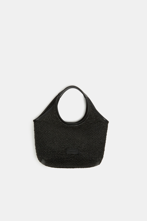 Seine Easy Tote 27 Raffia는 라피아 소재와 합성가죽의 조화로 제작된 여성용 미디엄 사이즈 토트백입니다. 위빙 패턴과 내추럴 컬러가 어우러져 부드러운 텍스처와 세련된 디자인을 선사하며, 마그네틱형 잠금 방식과 내부 포켓 1개로 실용성을 더했습니다. 가볍고 방수 기능까지 갖춰 여름 시즌 데일리백으로 활용하기 좋으며, 사각 형태의 디자인은 어떤 스타일에도 잘 어울립니다.
