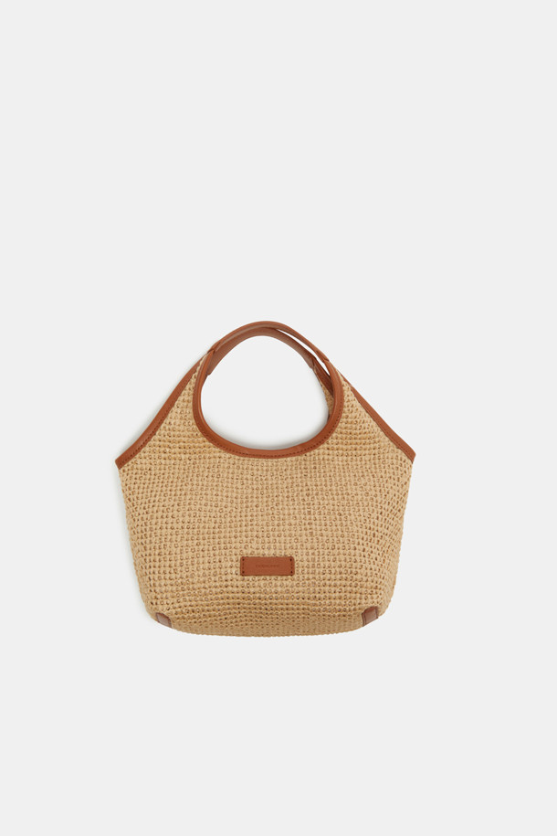 Seine Easy Tote 27 Raffia는 라피아 소재와 합성가죽의 조화로 자연스러운 무드를 연출하는 여성용 토트백입니다. 미디엄 사이즈의 사각형 디자인에 생활 방수 기능을 갖춰 실용적이며, 가볍고 부드러운 촉감으로 편안하게 사용할 수 있습니다. 내추럴 컬러와 무지 패턴으로 어떤 스타일에도 잘 어울리며, 내부 포켓 1개와 마그네틱형 잠금 방식으로 편리함을 더했습니다.
