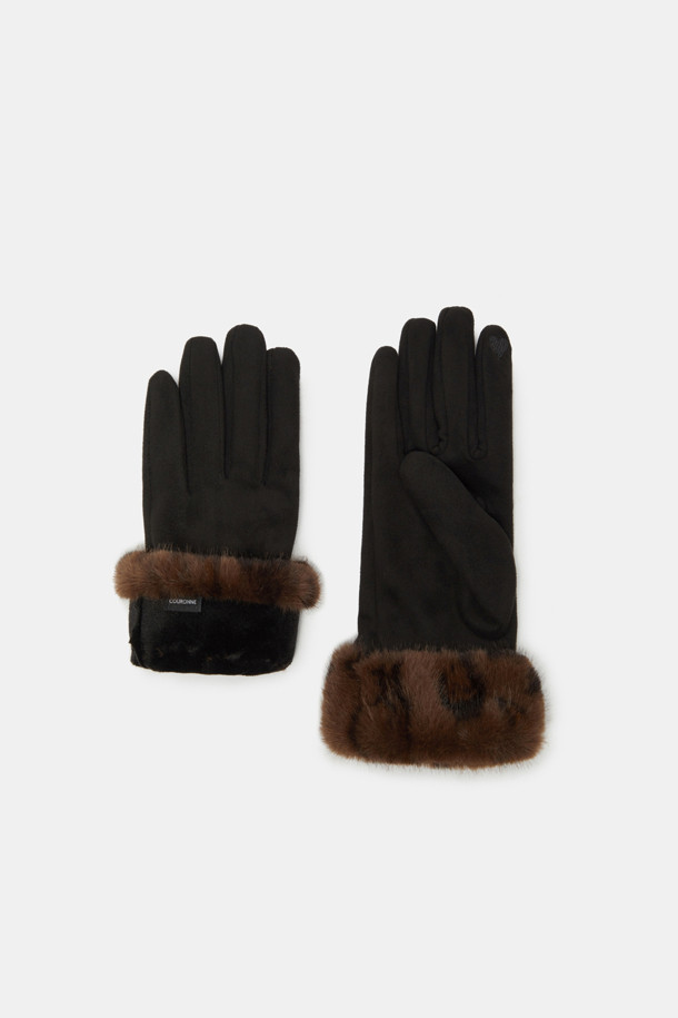 블랙과 브라운 컬러로 구성된 Fur Trim Gloves (퍼 트리밍 장갑)입니다. 스웨이드와 퍼 소재를 사용하여 부드러운 촉감과 뛰어난 보온성을 제공하며, 겨울철 일상에서 따뜻하게 착용하기 좋습니다. 미니멀하고 클래식한 디자인에 퍼 트리밍 디테일로 포인트를 더해 고급스러운 분위기를 연출합니다. 두꺼운 두께감으로 추운 날씨에도 따뜻함을 유지할 수 있습니다. 여성스러운 스타일을 완성해 줄 겨울 필수 아이템입니다.
