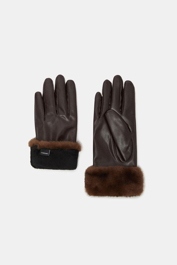 **퍼 트리밍 글러브**는 여성성을 강조하는 겨울철 필수 아이템입니다. 부드러운 가죽 소재에 따뜻한 퍼 트리밍 디테일이 더해져 클래식하면서도 엘레강스한 스타일을 연출합니다. 컬러는 브라운과 다크브라운 두 가지로 출시되어, 출근룩이나 모임룩 등 다양한 TPO에 매치하기 좋습니다. 두꺼운 두께감으로 보온성을 높였으며, 미니멀한 디자인으로 어떤 의상에도 잘 어울립니다. 손끝까지 부드러운 촉감으로 편안하게 착용할 수 있습니다.
