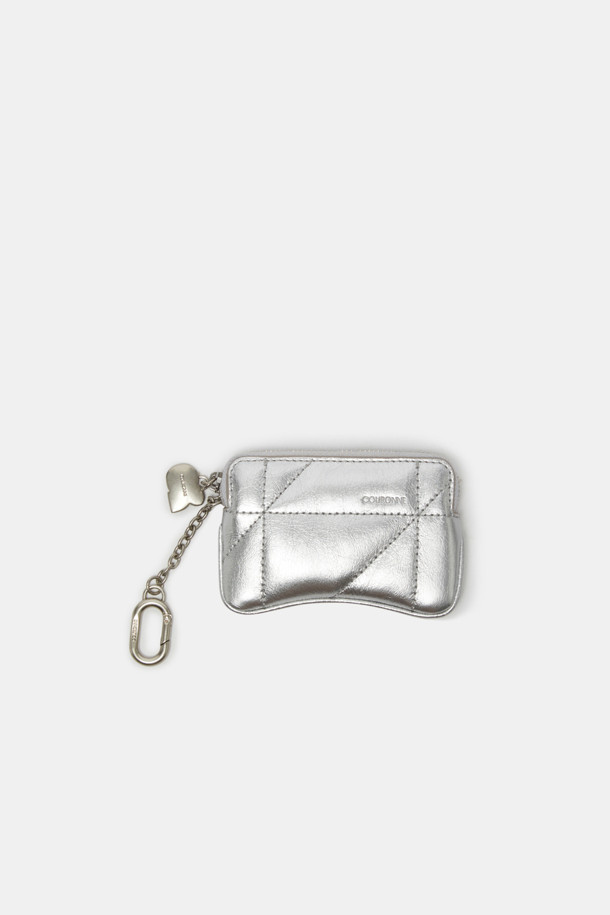 "Ivresse Mini Card (이베르스 미니 카드)"는 소가죽 소재의 여성용 미니 카드지갑입니다. 크림과 실버 두 가지 색상으로, 퀄팅 처리된 곡선형 디자인에 Goulon에서 영감을 받은 메달 장식이 돋보입니다. 키, 동전, 카드를 간편하게 수납할 수 있으며, 참(Charm)을 걸어 나만의 개성을 더할 수 있습니다. 미니멀하면서도 클래식한 스타일로, 일상에서 세련된 포인트를 더해줍니다. 실버 컬러 하드웨어가 고급스러움을 더합니다.
