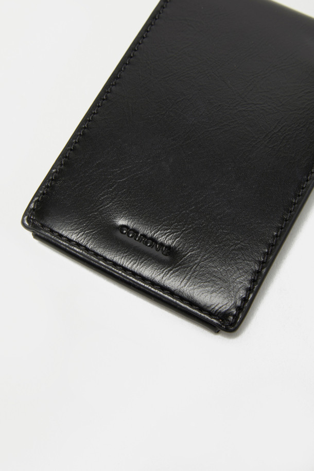 **Buttony 카드지갑**

미니멀하고 모던한 감각을 더한 Buttony 카드지갑입니다. 블랙 색상의 합성가죽 소재로 제작되어 여름철 가볍게 사용하기 좋습니다. 방수 기능을 갖춰 물과 얼룩에 강하며, 관리가 용이합니다. 탈부착 스트랩과 목걸이형 디자인으로, 동네 마실룩이나 쇼핑룩에 캐주얼하게 매치하기 좋습니다. 심플한 사각 디자인에 실버 하드웨어로 포인트를 주어 미니멀, 클래식, 캐주얼 스타일을 모두 소화합니다.
