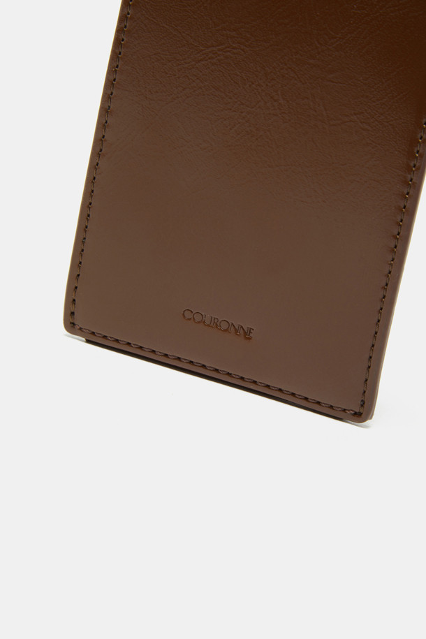 Buttony(버터니) 카드 지갑은 미니멀하고 시크한 스타일을 추구하는 당신을 위한 필수템입니다. 부드러운 합성가죽 소재와 사각 형태, 무지 디자인으로 모던하고 심플한 매력을 선사합니다. 경량, 방수 기능에 목걸이형 스트랩과 체인 디자인 장식으로 실용성과 트렌디함을 동시에 잡았습니다. 컴팩트한 사이즈에 얇은 두께로 휴대성이 뛰어나 데이트룩, 쇼핑룩, 카페룩 등 다양한 TPO에 활용하기 좋습니다. 실버 컬러로 시원하고 세련된 포인트를 더해보세요.
