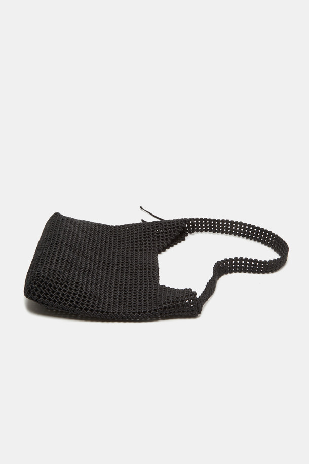 Horlo Shoulder 40은 쿨 터치 감촉과 세련된 메쉬 워크가 돋보이는 여성용 숄더백입니다. SS 시즌에 어울리는 실버 컬러의 나일론 소재로 제작되었으며, 40 사이즈로 데일리 숄더백 또는 크로스백 스타일로 연출할 수 있습니다. 트렌디한 디자인과 메쉬 디테일이 돋보이는 이 가방은 봄, 여름 계절에 일상용으로 활용하기 좋습니다.
