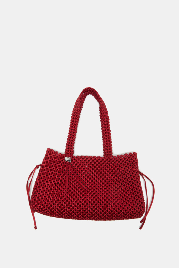 COURONNE Horlo Shoulder 41 숄더백은 매듭과 위빙 디테일이 돋보이는 여성용 가방입니다. 깔끔한 사각 쉐입에 시크하고 심플한 디자인으로, 일상에서 세련된 스타일을 연출할 수 있습니다. 레드 컬러로 포인트를 더하여 타임리스한 매력을 선사합니다.
