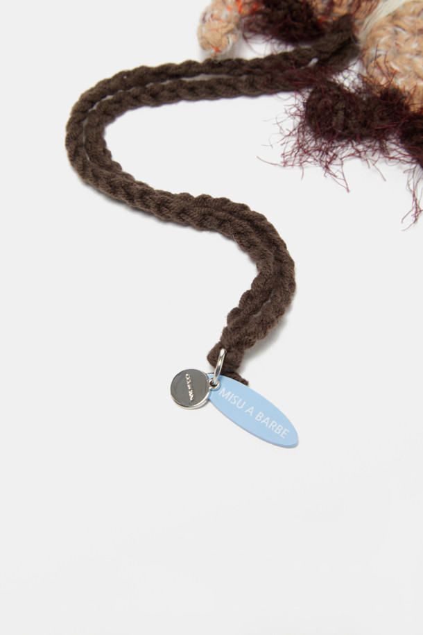 톡톡 튀는 매력의 '투투 참(Toutou Charm)'은 여성들을 위한 장식용 아이템입니다. 다양한 패브릭 소재와 프린트 무늬를 활용하여 캐주얼하면서도 걸리시하고 리조트 스타일을 연출할 수 있습니다. 인형 형태에 비즈 장식이 더해져 사랑스러운 분위기를 선사하며, 여행룩, 휴가룩, 산책룩 등 어떤 스타일에도 포인트를 더해줍니다. 소형 사이즈로 가방이나 액세서리에 매달아 개성 넘치는 스타일을 완성해보세요.
