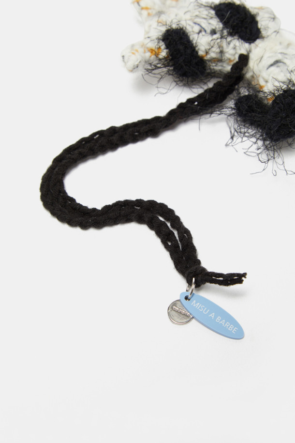 Toutou Charm(투투 참)은 미니멀하고 클래식한 스타일을 선호하는 여성들을 위한 가방 액세서리입니다. 합성가죽 소재로 제작되어 블랙과 화이트 두 가지 컬러로 제공됩니다. 가방에 포인트를 더하는 장식용 참으로, 스몰 사이즈의 가방에 잘 어울립니다. 일상에서 가방에 개성을 더하고 싶은 분들께 추천합니다.
