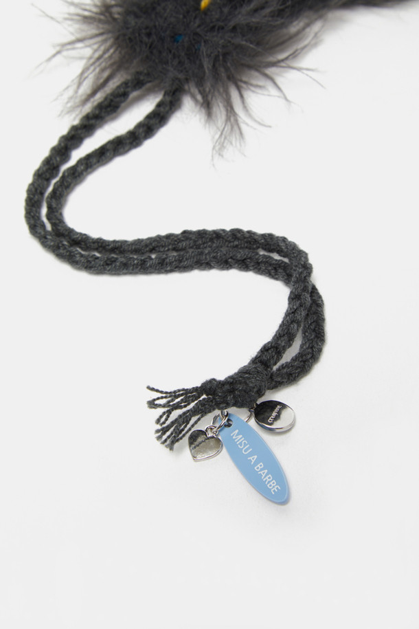 미누 참은 부드러운 니팅 소재와 털실로 제작된 핸드메이드 참/키링입니다. 작은 눈망울 디테일과 흐드러진 실 둥치가 특징이며, 포근한 촉감을 선사합니다. 가방, 열쇠, 책가방 등에 달아 동화적이고 감성적인 포인트를 더해보세요. 블랙과 블루 두 가지 색상으로 출시되어, 동네 마실룩, 카페룩, 여행룩 등 다양한 TPO에 걸리시, 로맨틱, 캐주얼 스타일을 완성해줍니다.
