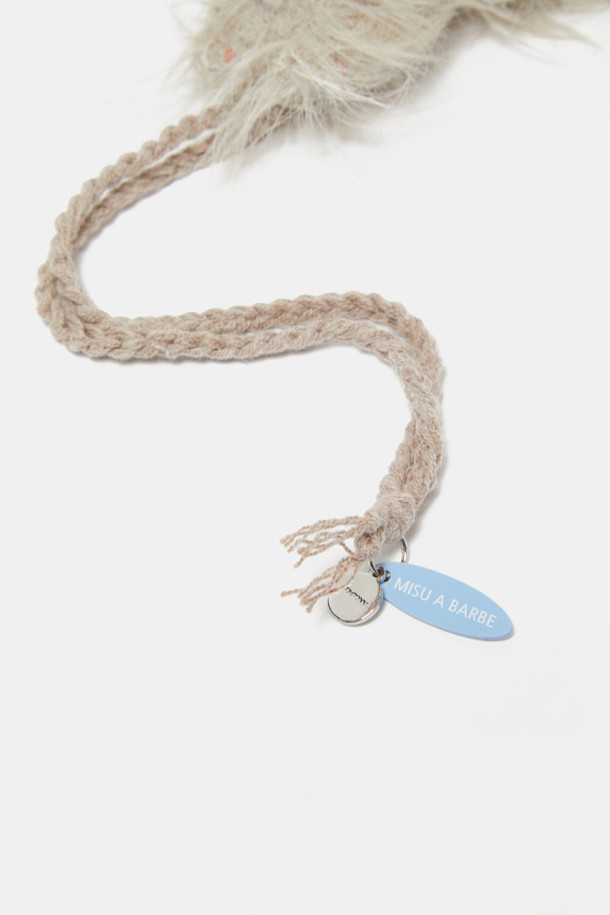 세련된 디자인의 미누 참(Minou Charm) 스웨이드 숄더백입니다. 부드러운 브라운 컬러와 반원 모양이 특징이며, 캐주얼한 스타일에 잘 어울립니다. 가을, 겨울 시즌에 따뜻함을 더해주는 스웨이드 소재로 제작되었으며, 앙증맞은 퍼와 태슬 장식이 포인트를 더합니다. 지퍼형 잠금 방식으로 소지품을 안전하게 보관할 수 있으며, 크로스백으로도 활용 가능합니다. 일상생활에서 스타일리시하게 연출하기 좋은 스몰 사이즈 가방입니다.
