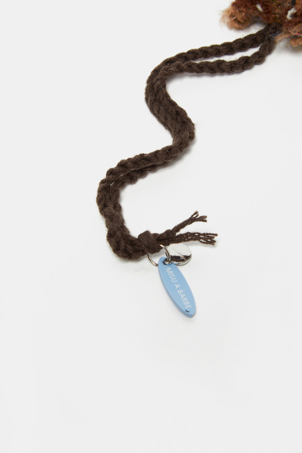 Nounou Charm(누누 참)은 여성용 미니 크로스백으로, 데이트룩, 모임룩 등 TPO에 적합하며 미니멀, 클래식, 캐주얼 스타일을 연출하기 좋습니다. 브라운 색상으로 어떤 옷차림에도 자연스럽게 어울립니다. 가방의 크기는 미니멀하며 일상생활에서 가볍게 들고 다니기 좋습니다. 심플한 디자인으로 다양한 스타일에 매치하기 용이하여 활용도가 높은 아이템입니다.
